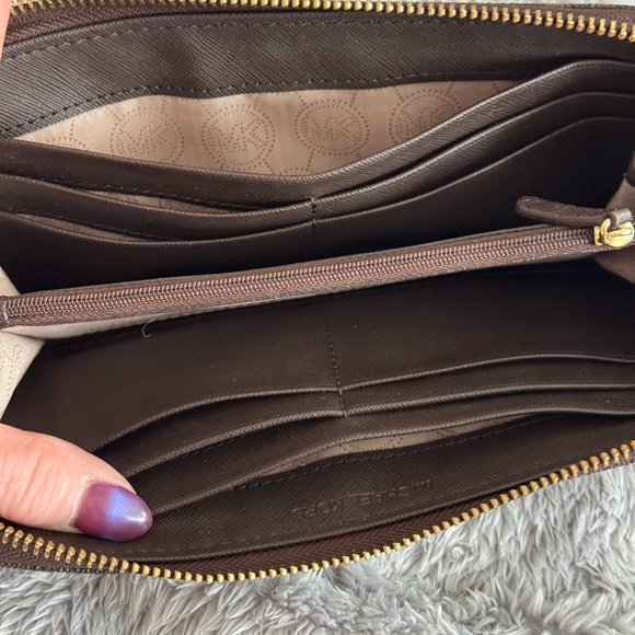 Michael Kors Brown signature wallet - Picture 3 of 3